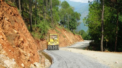  ट्रयाक खुलेको सत्ताइस वर्षपछि रत्नेचौर–भकुण्डे सडक कालोपत्र थालियो 